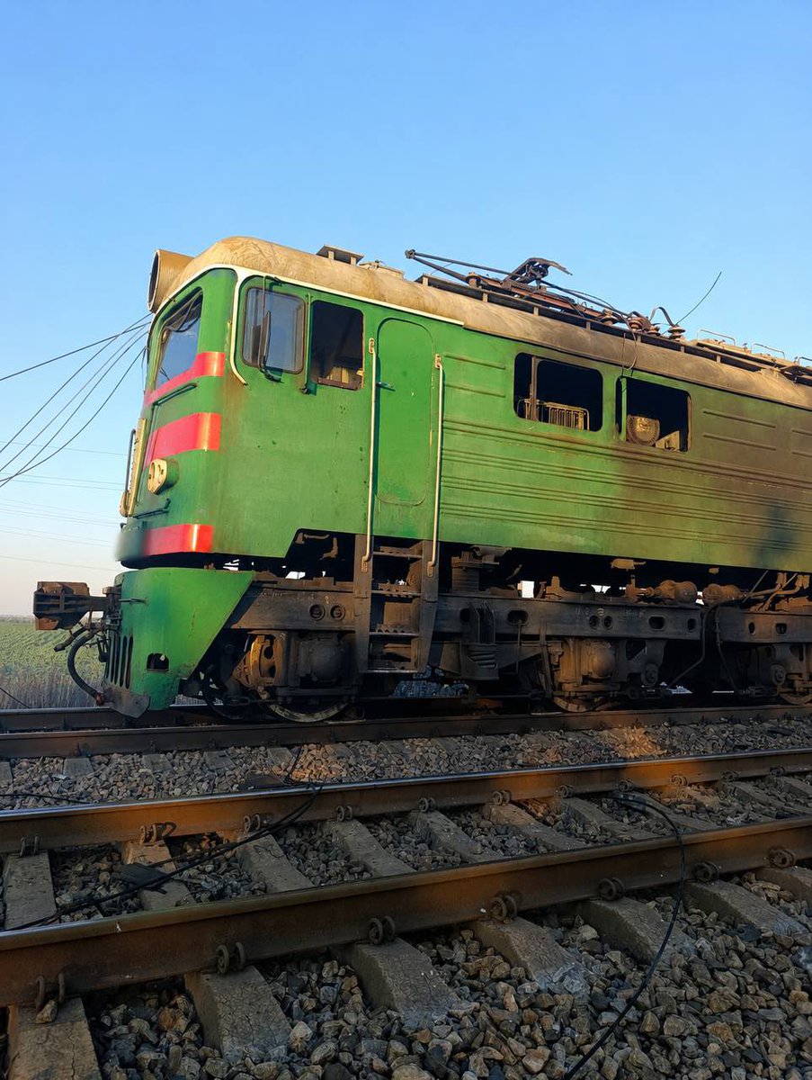 Maks_NAFO_FELLA's tweet photo. ❗️Russians hit a train in Dnipropetrovsk region

The threat was detected in time, and the locomotive crew was warned. 

As noted in UZ, the train was promptly stopped, and the railway workers immediately took shelter https://t.co/bFZOTMCgNZ