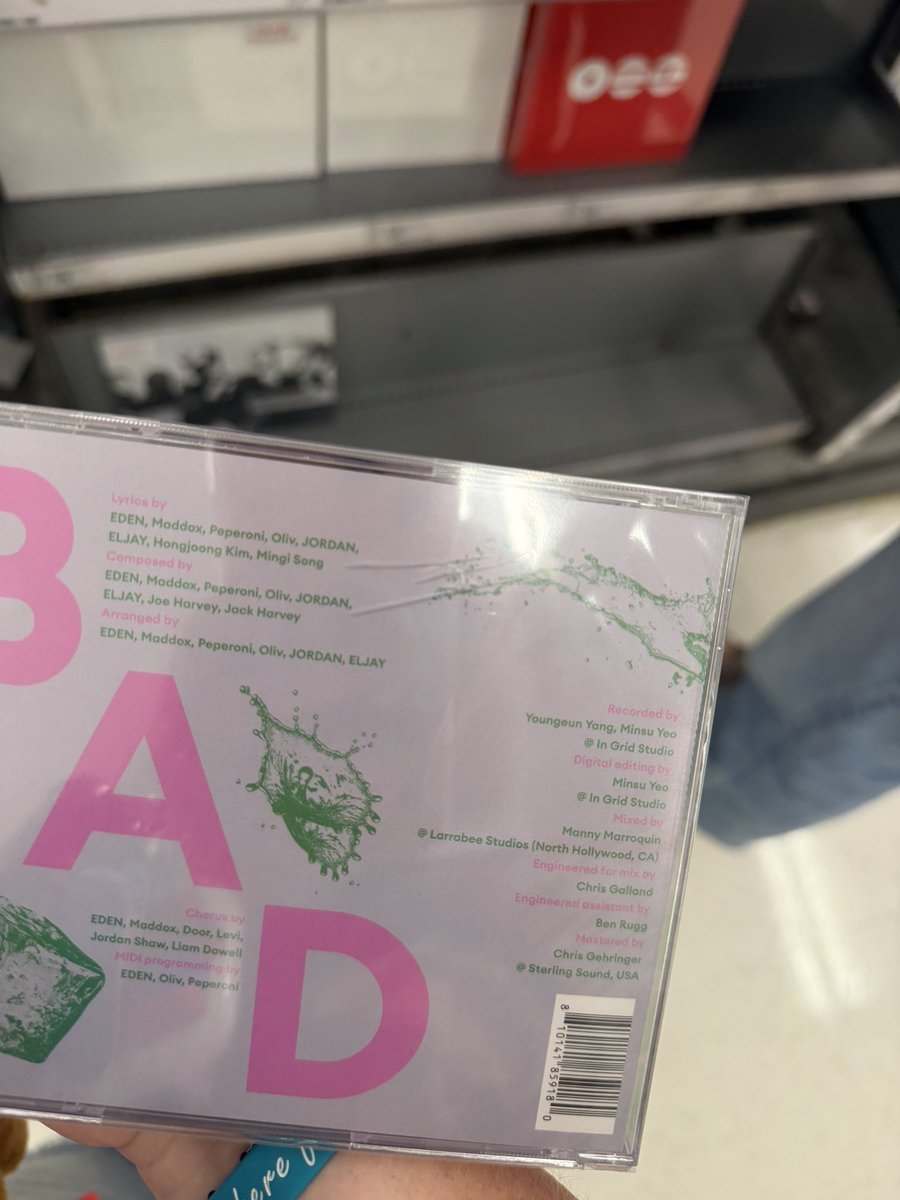 topazz3n's tweet photo. The only Hongjoong one and his Jewel case is cracked wtf 😕 https://t.co/3e5nL4SseO