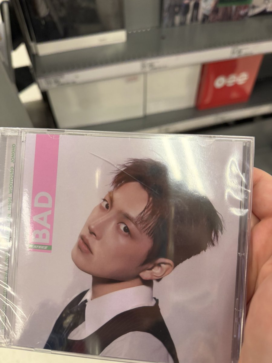 topazz3n's tweet photo. The only Hongjoong one and his Jewel case is cracked wtf 😕 https://t.co/3e5nL4SseO