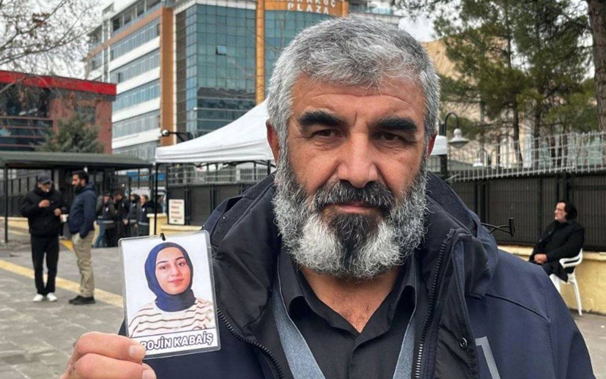 arifverimli's tweet photo. Bu babayı neden yalnız bıraktınız Van Barosu? Kızının ölümünde şüphe olan her insanın psikolojisi bozulabilir.. O kadar üzülüyorum ki.. https://t.co/EclA1m7lqf