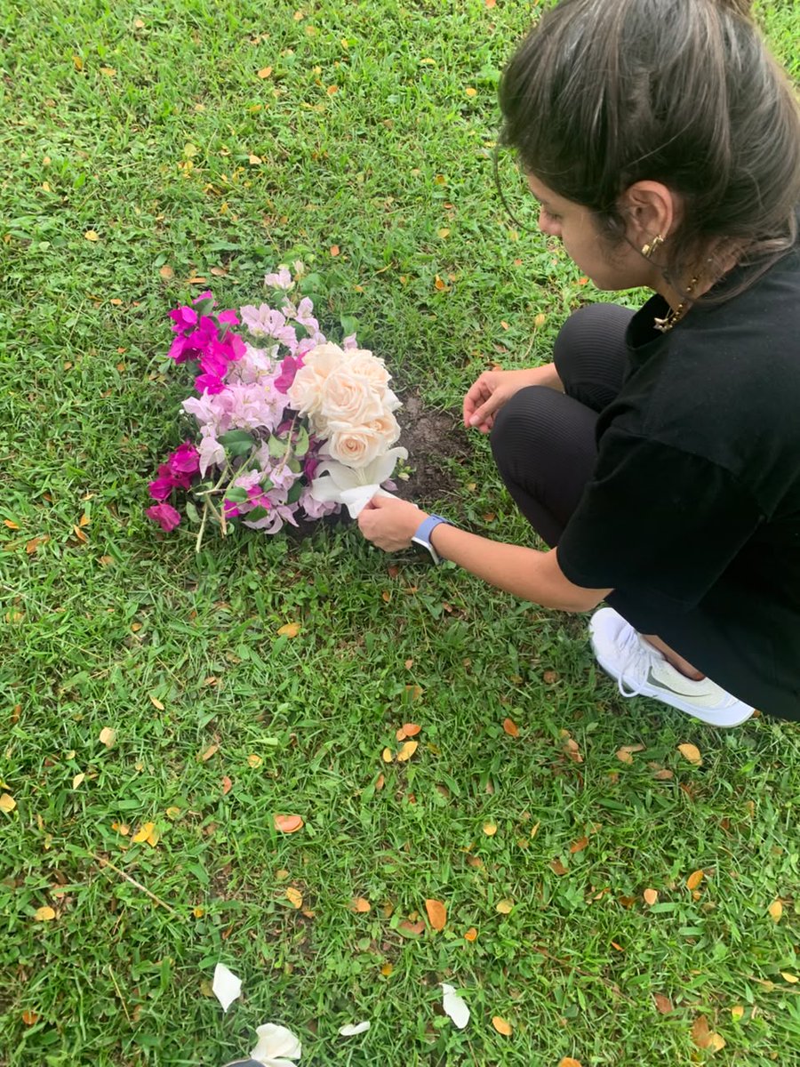 ferreirajoseang's tweet photo. Se despidió nuestra amiga Deisy. Una gran recia y noble guerrera de la vida. Abuela, madre, docente, compañera, AMIGA, llena de talento, solidaridad, sentimientos y afectos. Su hija Gabi nos recuerda con flores lo que ella simboliza. https://t.co/YNxA5Naq1h