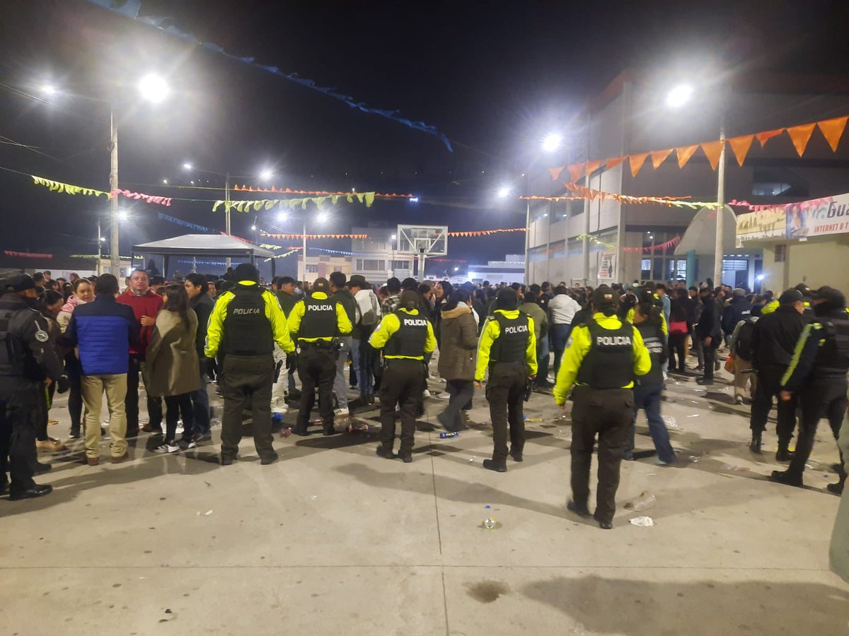 PoliciaEcZona3's tweet photo. 📍#CHIMBORAZO | GARANTIZAMOS LA SEGURIDAD DURANTE EL FESTIVAL DE SAN PEDRO
A través del Distrito #Guano - #Penipe, brindamos seguridad y control del orden público durante el Festival Artístico en honor a San Pedro, garantizando el normal desarrollo de las actividades. https://t.co/dgauQQTABN