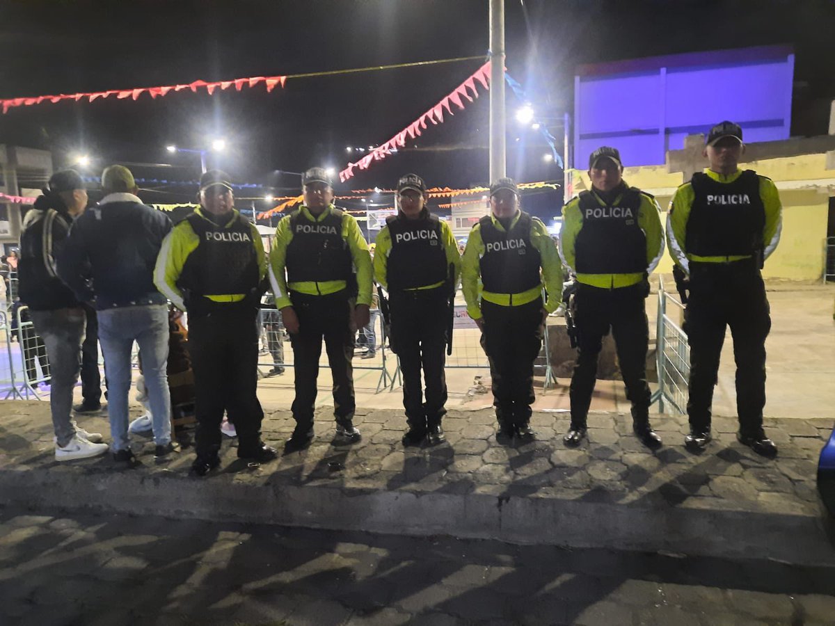 PoliciaEcZona3's tweet photo. 📍#CHIMBORAZO | GARANTIZAMOS LA SEGURIDAD DURANTE EL FESTIVAL DE SAN PEDRO
A través del Distrito #Guano - #Penipe, brindamos seguridad y control del orden público durante el Festival Artístico en honor a San Pedro, garantizando el normal desarrollo de las actividades. https://t.co/dgauQQTABN