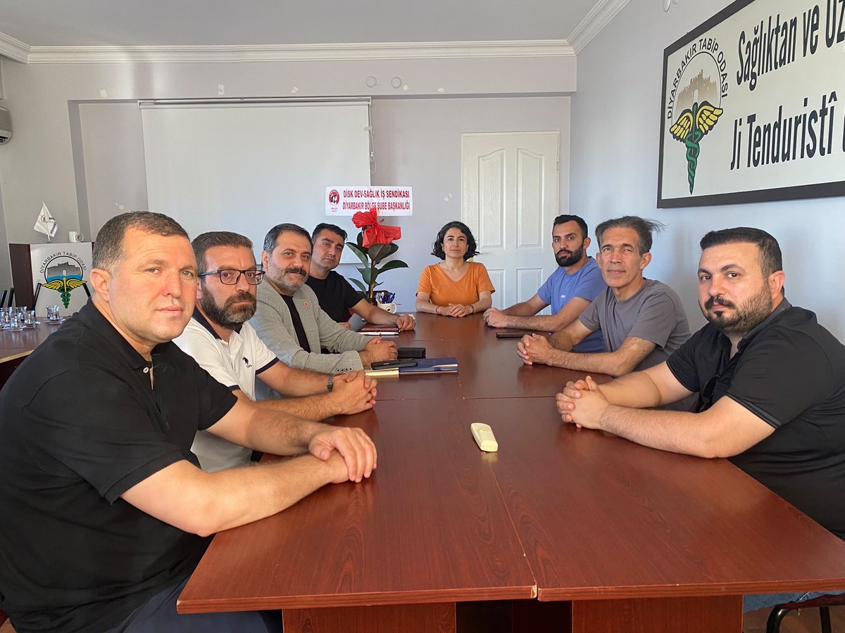 diyartabip's tweet photo. DİSK Devrimci Sağlık-İş Bölge Yönetimi, bu akşam odamıza bir nezaket ziyaretinde bulundu. Ziyaret sırasında, özel hekimlik alanında yürüttüğümüz çalışmaları kendileriyle paylaştık; odamızın her zaman örgütlenmeden yana olduğunu ve sendikalaşmayı desteklediğini vurguladık.
Nazik ziyaretleri için teşekkür ediyor, çalışmalarında başarılar diliyoruz.