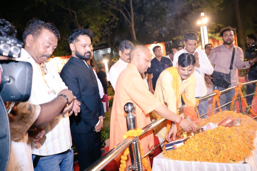 Comm_Moradabad's tweet photo. ‼️MBD CHRONICLE‼️
CM Sir @myogiadityanath in Division
Moradabad
Dated:-
29/6/26
श्रीराम वाटिका का लोकार्पण।
राम रामेति रामेति रमे रामे मनोरमे।
सहस्रनाम तत्तुल्यं रामनाम वरानने॥
#MbdJournal https://t.co/sTCiaLOlDO