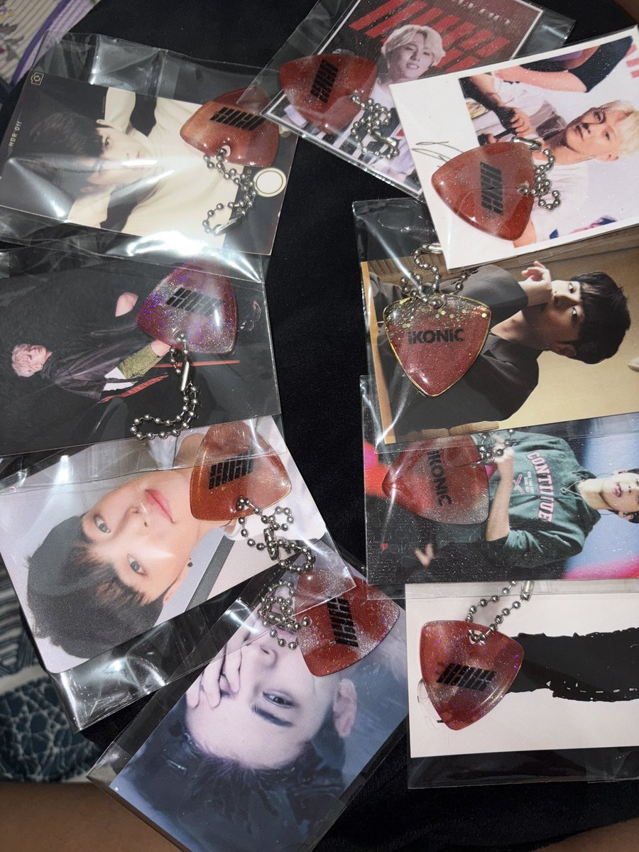 RedgeFortin's tweet photo. ❣️ Freebies for iKON in MANILA 

Packing my resin guitar pick keychain with logo of iKON and iKONIC 😍

✨ 100 pieces only
✨ 1:1
✨ Time &amp; Location: Aabutan ko nlng mga makasalubong kong iKONICS sa July 5 😂😅

#iKON_FOUREVER_TOUR
#iKONinMANILA https://t.co/KhEthSRem1