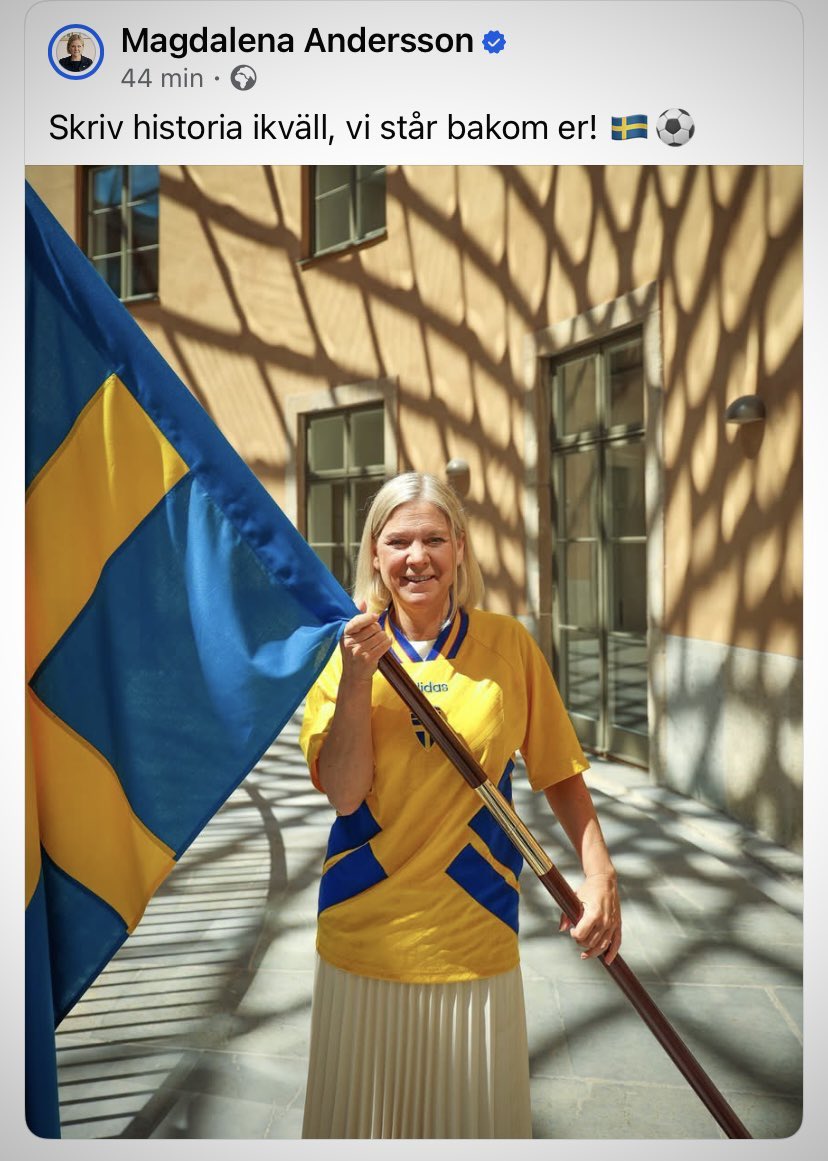 InteSosseSe's tweet photo. Att någon som köpt en egen flagga eldar den bryr jag mig inte så mycket om. Men att högsta representanten för det parti som gjort Sverige mest skada av alla under de tre senaste decennierna viftar med den känns oerhört kränkande. https://t.co/ND4tzyhExr