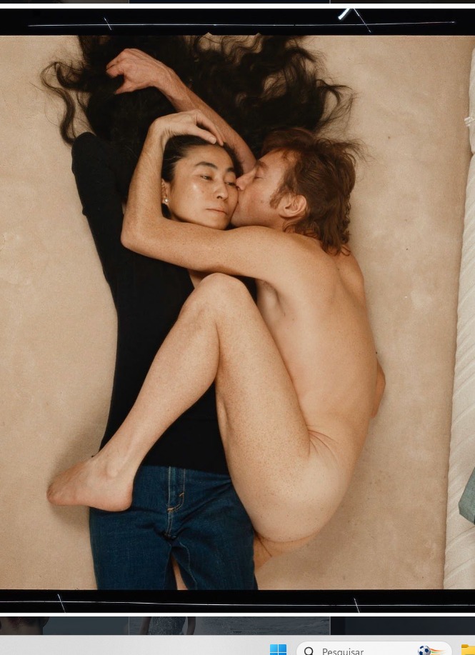 bbruny_'s tweet photo. queremos o harris dickinson caracterizado de john lennon recriando essa foto para o filme do beatles mas no lugar da yoko vai ser a rose gray https://t.co/XbwX4hh7YR