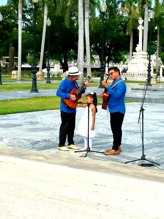 OscarRuano77827's tweet photo. #SantiagoDeCuba. Hasta el cementerio Santa Ifigenia llego el tributo a José Marti en ocasión del  Aniversario 75 del entierro cubano del Apóstol. @LaCmkc. https://t.co/dtqKzItqZb