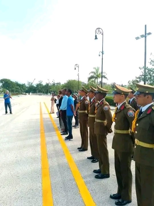 OscarRuano77827's tweet photo. #SantiagoDeCuba. Hasta el cementerio Santa Ifigenia llego el tributo a José Marti en ocasión del  Aniversario 75 del entierro cubano del Apóstol. @LaCmkc. https://t.co/dtqKzItqZb