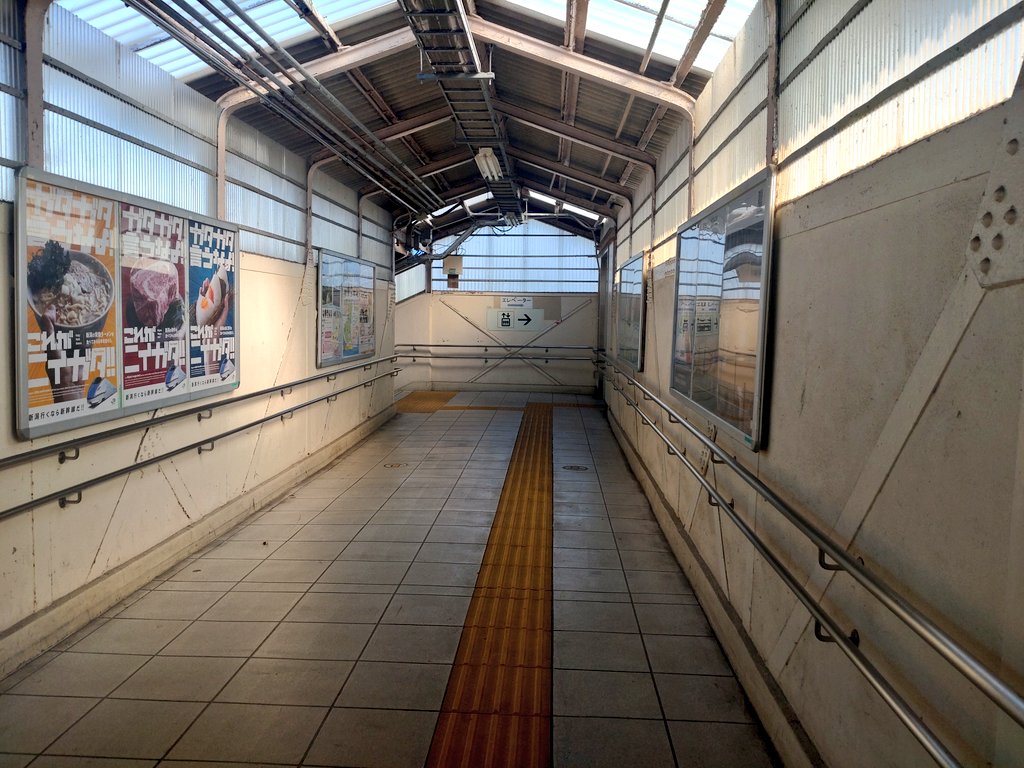 HOOD19302060's tweet photo. 常磐線常陸多賀駅跨線橋付近。父が通勤に歩いた通路、初めて上京した際に幼い私が見上げた階段は往時から左程には変化はない。ある意味で畏敬を持って眺める場所の一つであり、忘れがちな日常の言語感覚であったと、最近になり老いて思い出す事が増えた。 https://t.co/lUqd3CQgRK