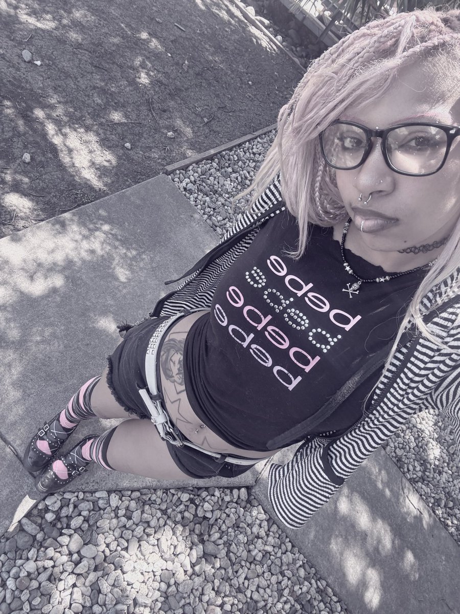 eternalfreakk's tweet photo. fit to take my grandma to the doctor why does my family keep calling me emo https://t.co/VBPON1hggn