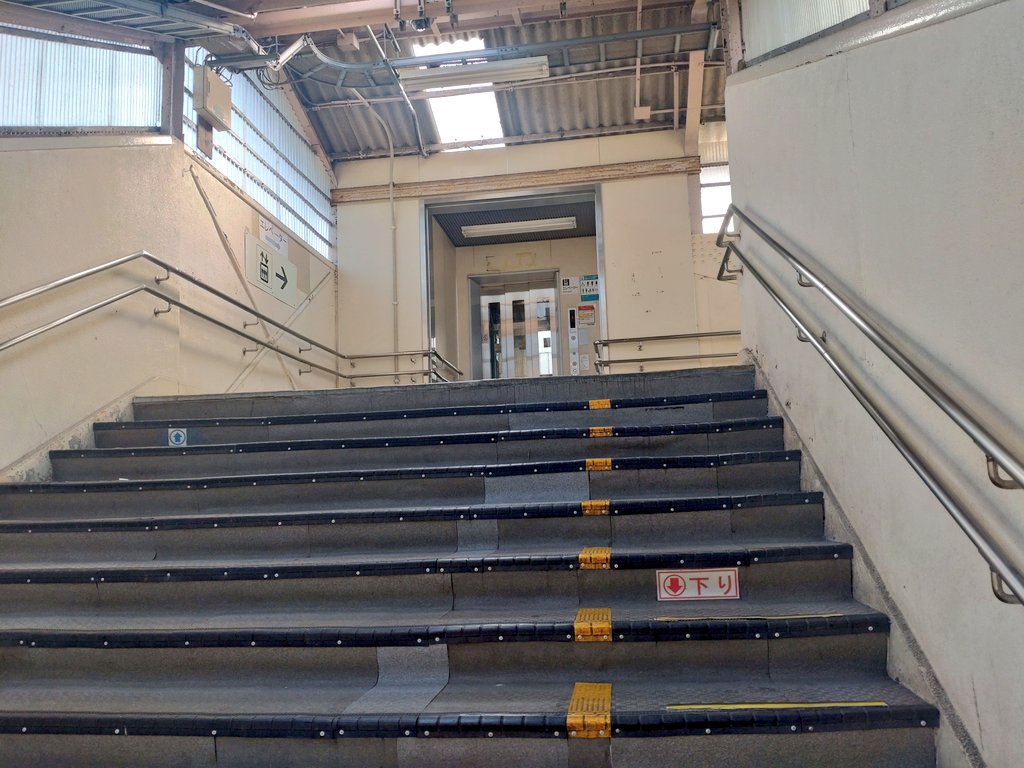 HOOD19302060's tweet photo. 常磐線常陸多賀駅跨線橋付近。父が通勤に歩いた通路、初めて上京した際に幼い私が見上げた階段は往時から左程には変化はない。ある意味で畏敬を持って眺める場所の一つであり、忘れがちな日常の言語感覚であったと、最近になり老いて思い出す事が増えた。 https://t.co/lUqd3CQgRK