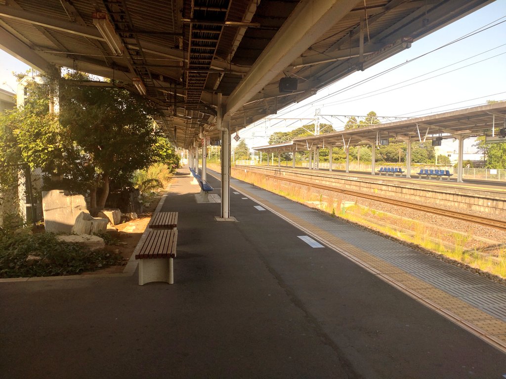 HOOD19302060's tweet photo. 常磐線常陸多賀駅跨線橋付近。父が通勤に歩いた通路、初めて上京した際に幼い私が見上げた階段は往時から左程には変化はない。ある意味で畏敬を持って眺める場所の一つであり、忘れがちな日常の言語感覚であったと、最近になり老いて思い出す事が増えた。 https://t.co/lUqd3CQgRK