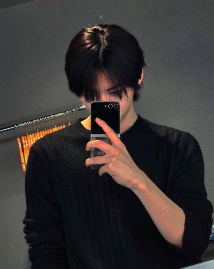 hantaesow's tweet photo. i borrowed his sweater 

#ODSD #ONEDOORselcaday #TAESAN #태산 #BOYNEXTDOOR @BOYNEXTDOOR_twt https://t.co/E9rnVPPZgX