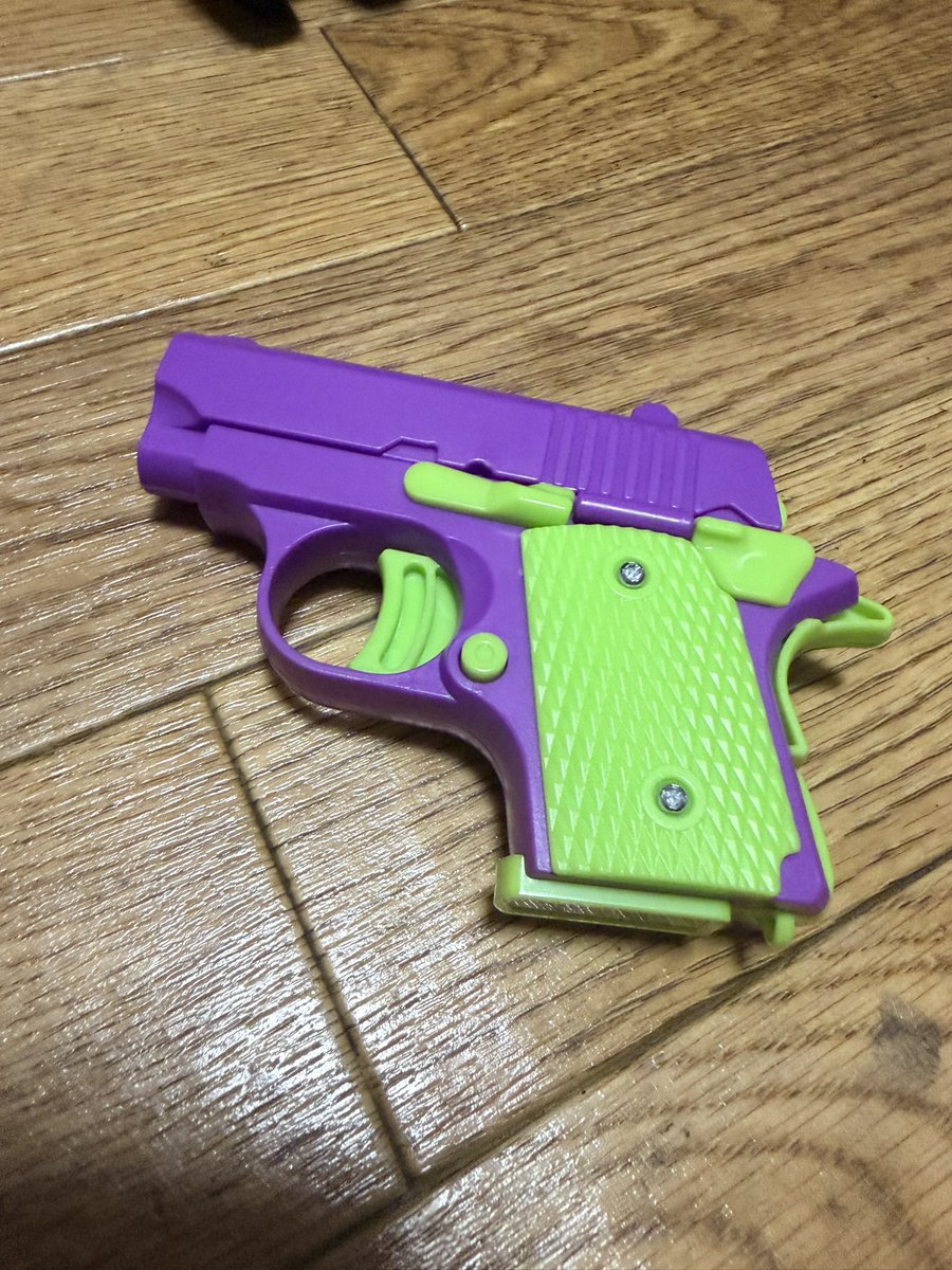 OpioiderMorphi's tweet photo. 100均で病院用の銃買った https://t.co/B5XnyD54TW
