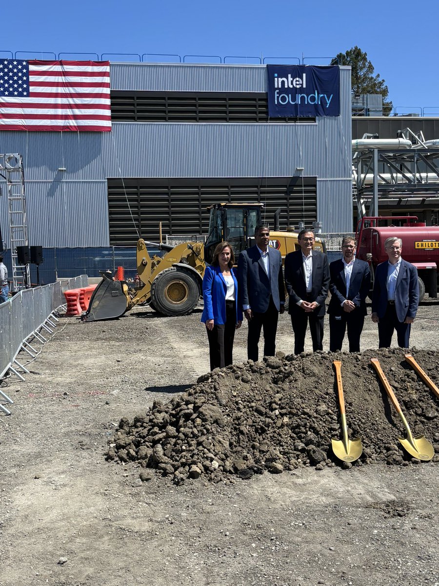 magicsilicon's tweet photo. After a very long hiatus, @intel is once again expanding manufacturing operations in Santa Clara, right in the heart of Silicon Valley! Intel is committed to restoring American leadership in semiconductor manufacturing! https://t.co/GR3zQtKukn