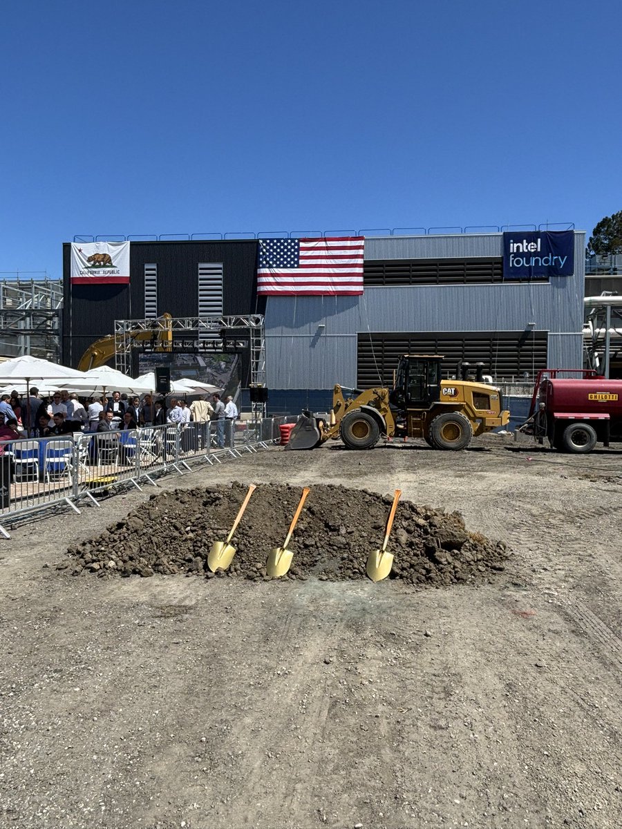 magicsilicon's tweet photo. After a very long hiatus, @intel is once again expanding manufacturing operations in Santa Clara, right in the heart of Silicon Valley! Intel is committed to restoring American leadership in semiconductor manufacturing! https://t.co/GR3zQtKukn