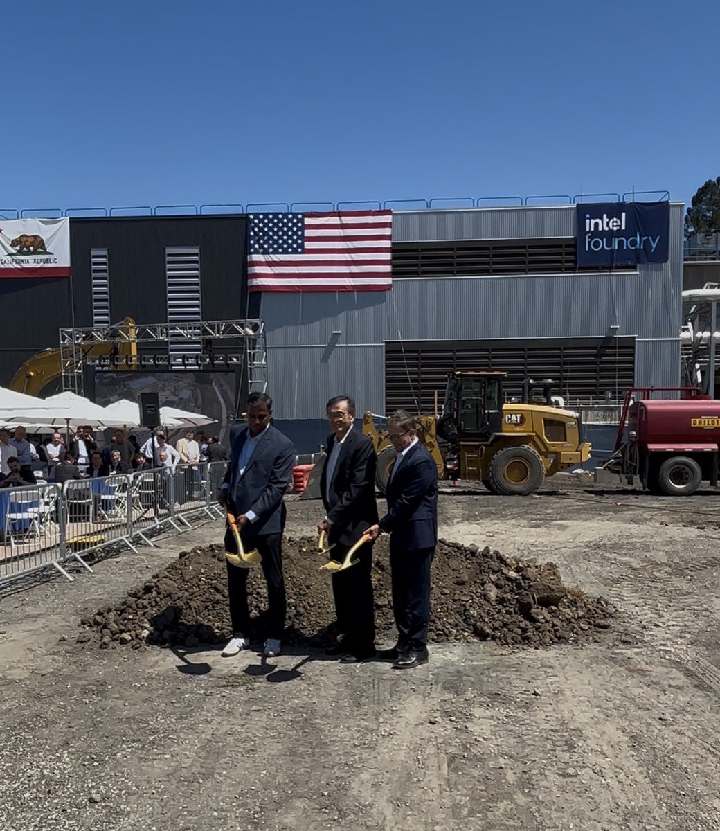 magicsilicon's tweet photo. After a very long hiatus, @intel is once again expanding manufacturing operations in Santa Clara, right in the heart of Silicon Valley! Intel is committed to restoring American leadership in semiconductor manufacturing! https://t.co/GR3zQtKukn