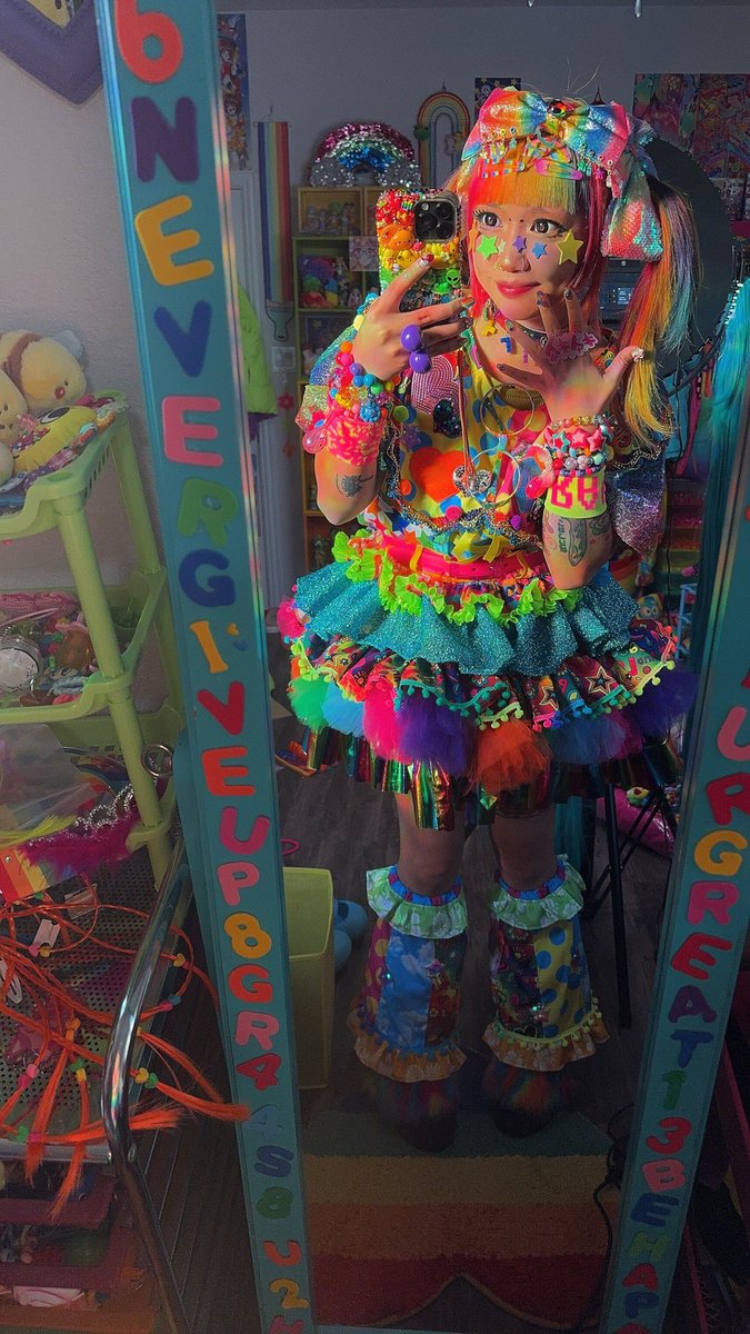 cybr.grl 🌈 rainbow decora idol in training tweet media