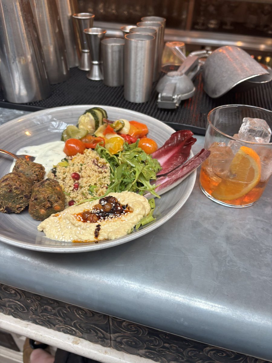 dontask_abby's tweet photo. Had a belvita biscuit for breakfast+ this felafel bowl and an old fashioned for dinner (+an espresso martini that the bartender gave me for free??)
Spent the day in the archive reading old letters but still managed 8.6k steps - I would try for 10k but my heels gave me blisters https://t.co/MJ95XjXnst