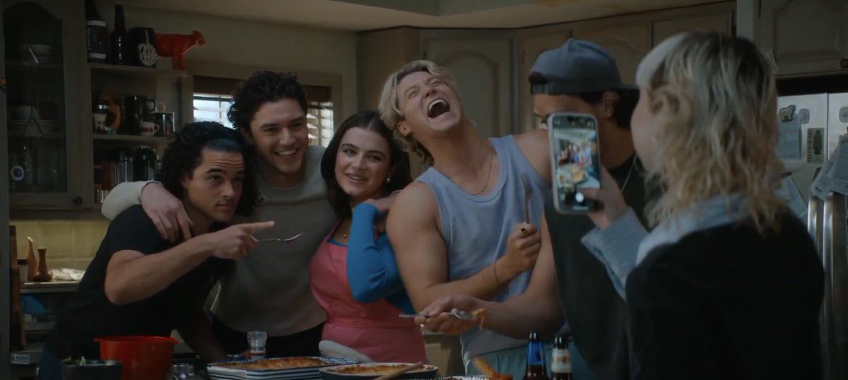 zarapliers's tweet photo. the concept of garrett giving hannah 3 brothers but hannah blessing him with the only sister he’s ever known in allie https://t.co/SbVYU24fwh