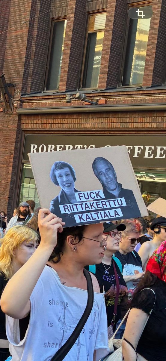 SannaAntikainen's tweet photo. Nyt se on siis virallista: lääkärien ja tutkijoiden uhkailu ja maalittaminen on Helsinki Priden mielestä sananvapautta kunhan kohde on oikea ja maalittaja on oikea eli priden määrittelemä ja hyväksymä. 

Helsinki Priden kulkueessa kannettiin siis kylttejä, joissa nimettyjä lääkäreitä toivotettiin helvettiin ja vaadittiin heidän polttamista. Lääkäriliitto totesikin suoraan: asiallisen päätösten ja lain kritiikin raja on ylitetty, kyse on henkilöiden maalittamisesta.

Toisaalta mukana tätä vihanpurkausta tukemassa kulkueessa oli lääkäriliitto itse. Kannattaisiko jatkossa miettiä, oletteko?

No, voisi kuvitella, että järjestäjä tuomitsee moisen, mutta kuulkaas ei… Nyt on nimittäin kyse Pridestä: tapahtumasta, jossa lasten eteen tuodaan seksikeinuja ja lähes alastomia miehiä, jossa aikuisten kinkyily on osa perhetapahtumaa ja jossa lääkäreitä ja tutkijoita maalitetaan. Kiva perhe tapahtuma totta tosiaan! Helsinki Priden toiminnanjohtaja Annu Kemppainen PUOLUSTAA kylttejä vetoamalla yhteisön "kokemaan hätään ja turhautumiseen".

Tämä on vaarallinen periaate: jos koettu hätä oikeuttaa nimellä tehdyn uhkailun, niin missä kulkee raja ja kenen kohdalla? Vai onko prideläisillä jokin erityisvapaus uhkailla lääkäreitä ja tutkijoita? 

Lääkärit ja tutkijat tekevät työtään lain ja hoitosuositusten mukaan. Heidän nimeämisensä ja uhkaamisensa ei ole mielenosoitusta, vaan maalittamista. Sille ei ole oikeutusta: ei koskaan, ei keneltäkään, vaikka uhkailijat kovin koittavat nyt Kemppaisen suulla uhriutua. 

Yritysten kannattaa miettiä tarkkaan, haluavatko ne jatkossa tulla liitetyiksi tällaiseen.

Ja lopuksi sanoisin, että Pride todellinen luonne on tullut tänä kesänä esille harvinaisen selvästi. 

https://t.co/An35ia6gng
