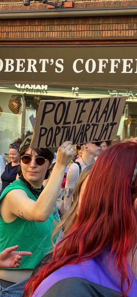 SannaAntikainen's tweet photo. Nyt se on siis virallista: lääkärien ja tutkijoiden uhkailu ja maalittaminen on Helsinki Priden mielestä sananvapautta kunhan kohde on oikea ja maalittaja on oikea eli priden määrittelemä ja hyväksymä. 

Helsinki Priden kulkueessa kannettiin siis kylttejä, joissa nimettyjä lääkäreitä toivotettiin helvettiin ja vaadittiin heidän polttamista. Lääkäriliitto totesikin suoraan: asiallisen päätösten ja lain kritiikin raja on ylitetty, kyse on henkilöiden maalittamisesta.

Toisaalta mukana tätä vihanpurkausta tukemassa kulkueessa oli lääkäriliitto itse. Kannattaisiko jatkossa miettiä, oletteko?

No, voisi kuvitella, että järjestäjä tuomitsee moisen, mutta kuulkaas ei… Nyt on nimittäin kyse Pridestä: tapahtumasta, jossa lasten eteen tuodaan seksikeinuja ja lähes alastomia miehiä, jossa aikuisten kinkyily on osa perhetapahtumaa ja jossa lääkäreitä ja tutkijoita maalitetaan. Kiva perhe tapahtuma totta tosiaan! Helsinki Priden toiminnanjohtaja Annu Kemppainen PUOLUSTAA kylttejä vetoamalla yhteisön "kokemaan hätään ja turhautumiseen".

Tämä on vaarallinen periaate: jos koettu hätä oikeuttaa nimellä tehdyn uhkailun, niin missä kulkee raja ja kenen kohdalla? Vai onko prideläisillä jokin erityisvapaus uhkailla lääkäreitä ja tutkijoita? 

Lääkärit ja tutkijat tekevät työtään lain ja hoitosuositusten mukaan. Heidän nimeämisensä ja uhkaamisensa ei ole mielenosoitusta, vaan maalittamista. Sille ei ole oikeutusta: ei koskaan, ei keneltäkään, vaikka uhkailijat kovin koittavat nyt Kemppaisen suulla uhriutua. 

Yritysten kannattaa miettiä tarkkaan, haluavatko ne jatkossa tulla liitetyiksi tällaiseen.

Ja lopuksi sanoisin, että Pride todellinen luonne on tullut tänä kesänä esille harvinaisen selvästi. 

https://t.co/An35ia6gng