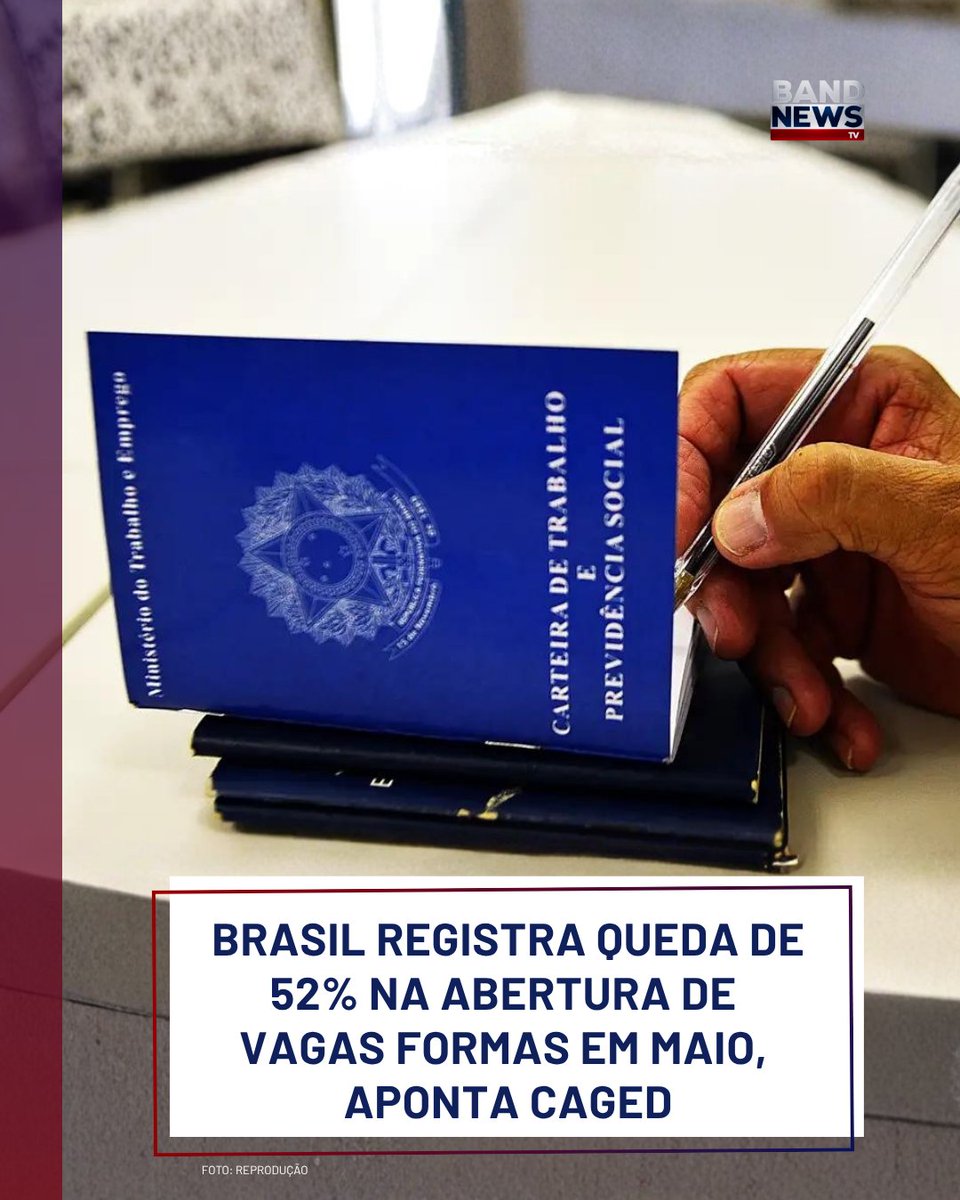 bandnewstv's tweet photo. O mercado de trabalho formal brasileiro registrou a criação de 72.960 postos de trabalho em maio de 2026, conforme dados do Cadastro Geral de Empregados e Desempregados (Caged), divulgados pelo Ministério do Trabalho e Emprego.

O resultado representa uma queda de aproximadamente 52,3% em comparação ao saldo registrado em maio de 2025 (que foi de 153.108 vagas), configurando o desempenho mais fraco para um mês de maio desde 2020.

Apesar da desaceleração, o setor de serviços liderou a geração de postos com 45.655 novas contratações, seguido pela construção civil, agropecuária e indústria. O comércio apresentou estabilidade, com saldo quase nulo no período.

O ministro do Trabalho, Luiz Marinho, associou a redução na geração de empregos aos impactos da manutenção dos juros elevados e às tarifas comerciais impostas pelos Estados Unidos.

#bandnewstv #noticias #economia