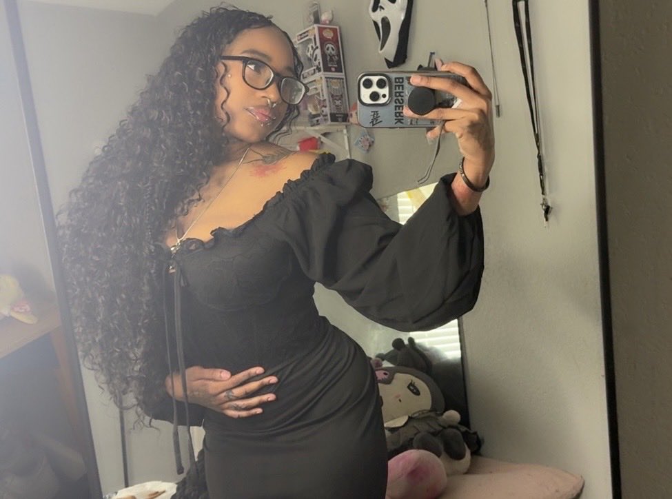SuccuBoot's tweet photo. 🖤I’m Naomi! semi-new to #nsfwtwtًً

🦇 26 &amp; 🧩 (Zero tolerance for rude people and mistreating) 
🦇nightlife &amp; shows 🎸
🦇HARD kinks performed safely
🦇Posts such as horror, venting, mental/disability awareness, interests, gym bat life, sneaks, &amp; cosplays! DMS open for mutuals https://t.co/RPpLz0htWK