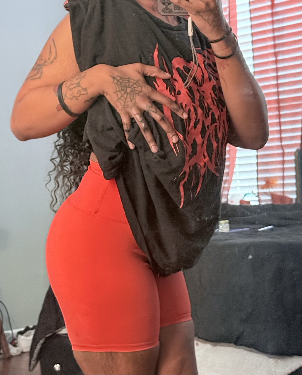 SuccuBoot's tweet photo. 🖤I’m Naomi! semi-new to #nsfwtwtًً

🦇 26 &amp; 🧩 (Zero tolerance for rude people and mistreating) 
🦇nightlife &amp; shows 🎸
🦇HARD kinks performed safely
🦇Posts such as horror, venting, mental/disability awareness, interests, gym bat life, sneaks, &amp; cosplays! DMS open for mutuals https://t.co/RPpLz0htWK