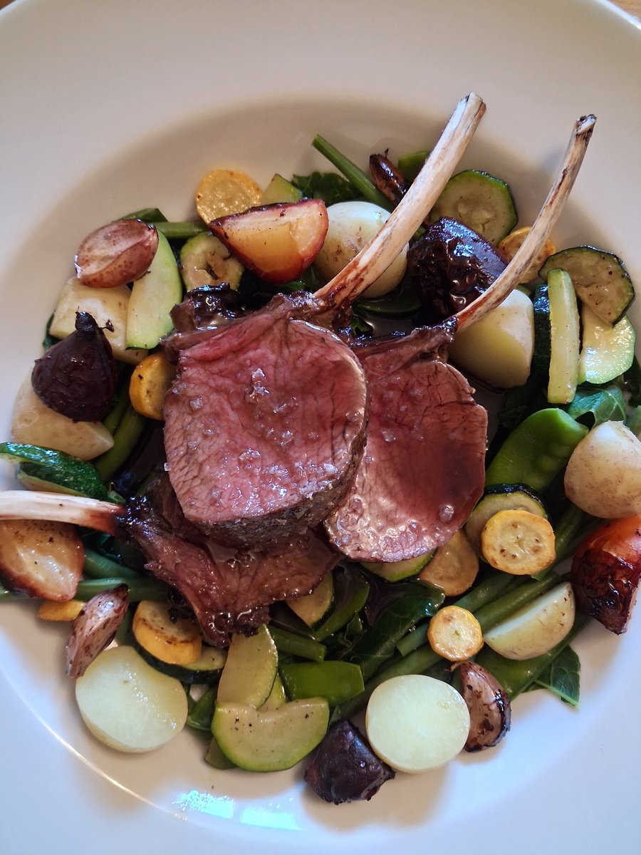 JamesWD29's tweet photo. Not to shabby 🍷#homeproduce #venison #homegrown https://t.co/aKE6SwCDsg