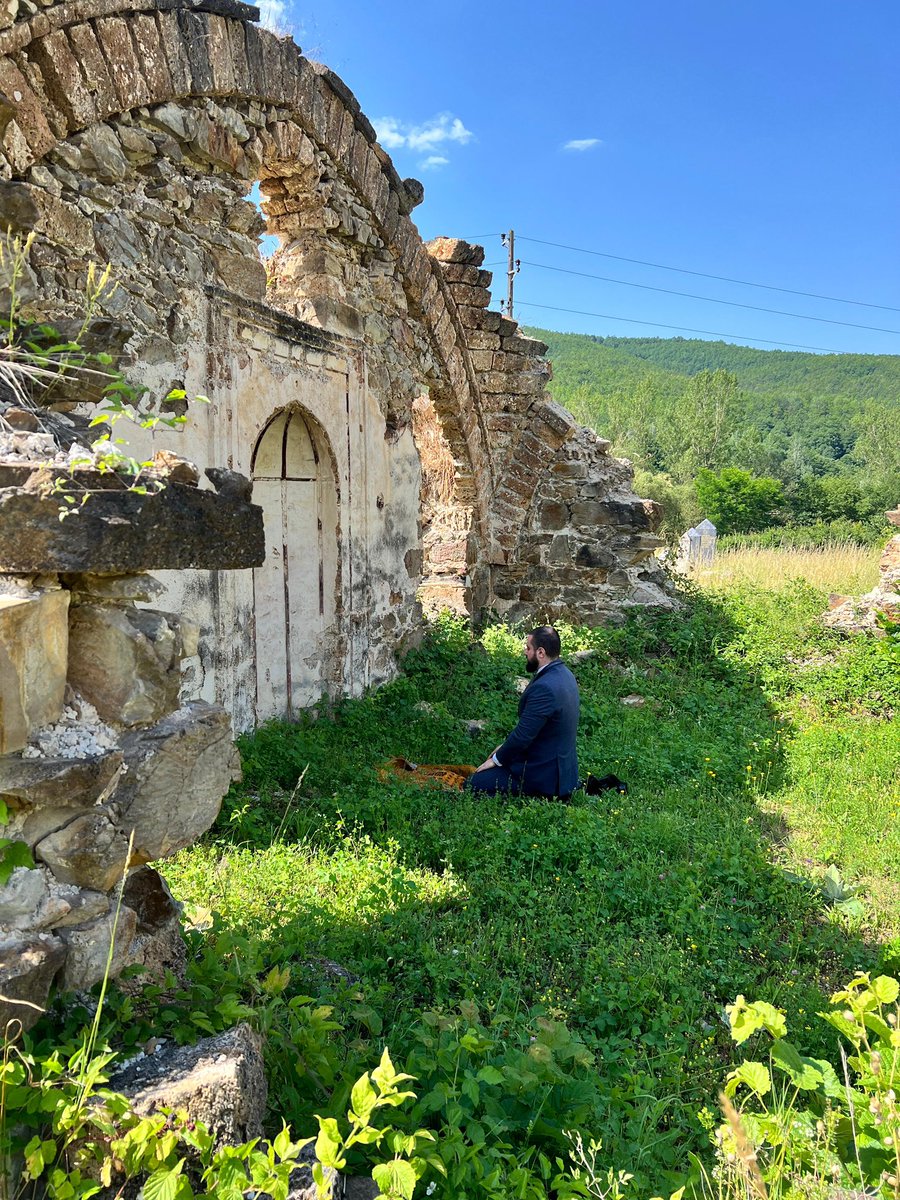 UsameZukorlic's tweet photo. Na mjestu gdje se klanjalo od prije više od tri vijeka. Hajdar-pašina džamija u Radulićima kod Bijelog Polja, spaljena 1943., srušena ali ne zaboravljena. Dok god se ovdje čini sedžda, ovaj vakuf živi. https://t.co/MtXUBsajmR