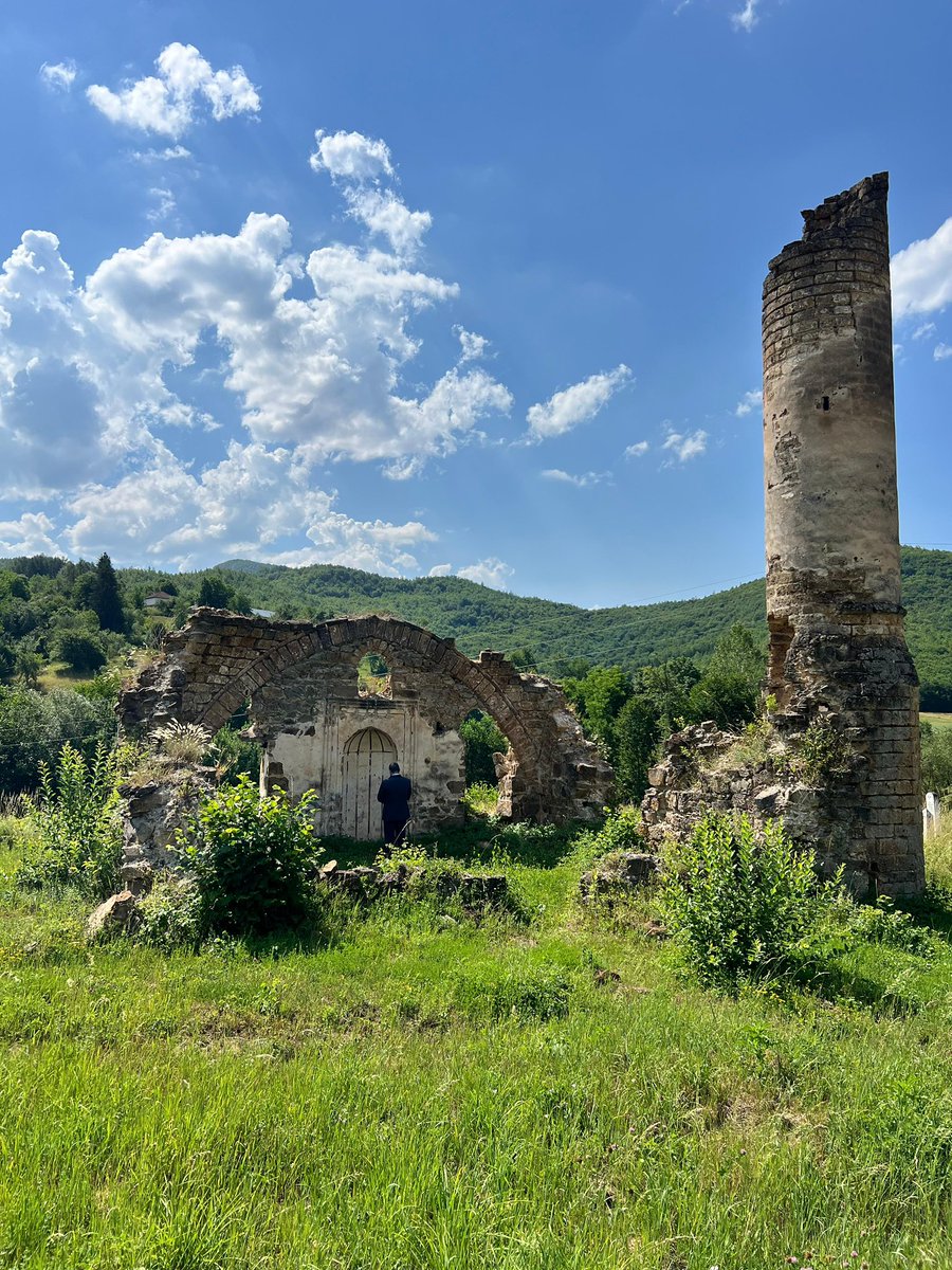 UsameZukorlic's tweet photo. Na mjestu gdje se klanjalo od prije više od tri vijeka. Hajdar-pašina džamija u Radulićima kod Bijelog Polja, spaljena 1943., srušena ali ne zaboravljena. Dok god se ovdje čini sedžda, ovaj vakuf živi. https://t.co/MtXUBsajmR