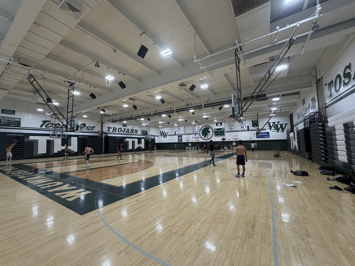 TosaWestHoops's tweet photo. June Recap: Varsity 22-0, JV 9-1 & Freshman 10-0
Combined Program Record: 41-1!
Finishing up this month with our daily 10k Shooting Club. We are excited to get the upcoming season started! #TWBB #tdub #oneheartbeat https://t.co/KbIp7OHRrA