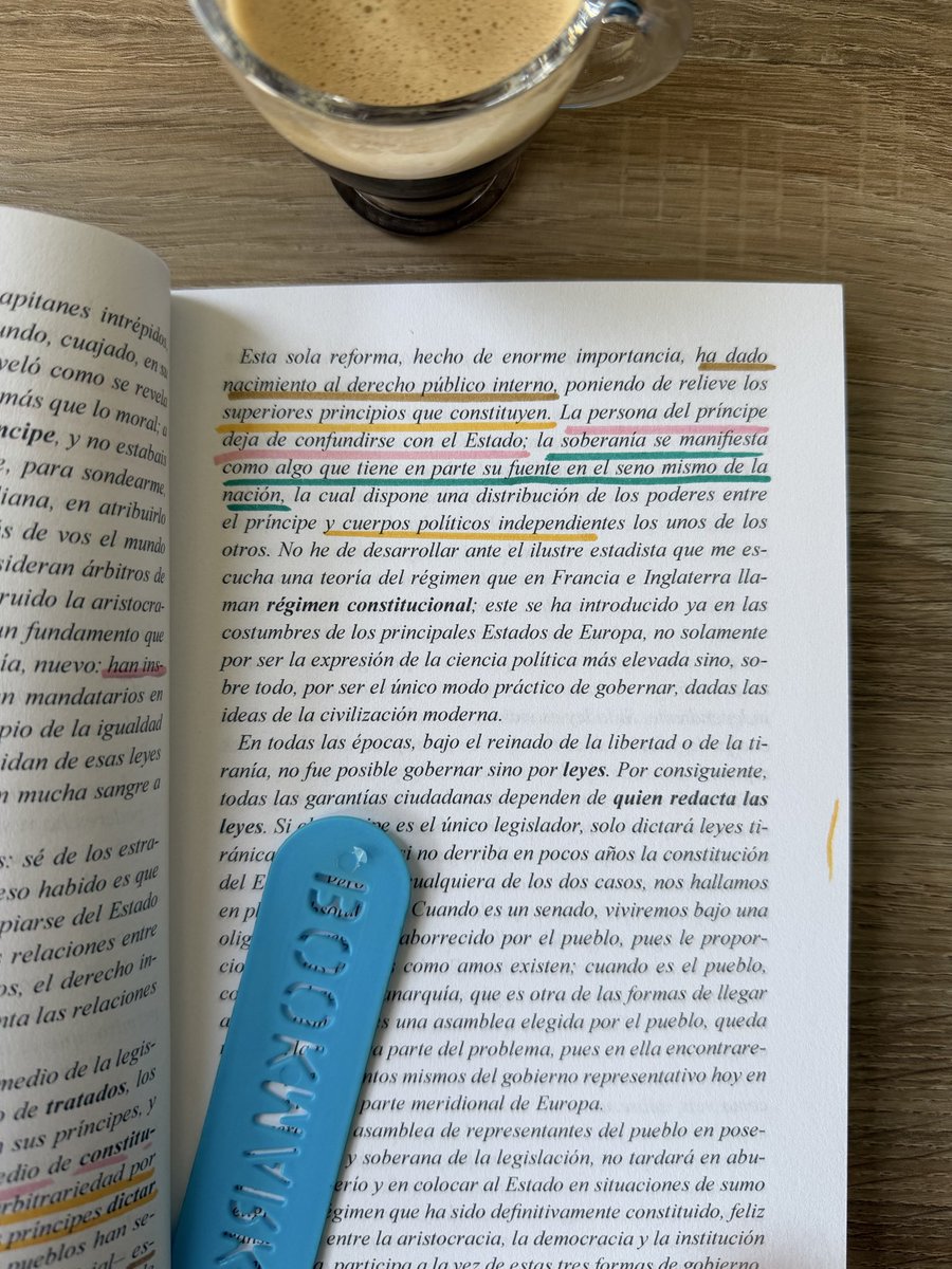 DemiFD's tweet photo. “Esta sola reforma, hecho de enorme importancia, ha dado nacimiento al derecho público interno…”, afirma Montesquieu en el Diálogo III de Dialogue aux enfers entre Machiavel et Montesquieu, de Maurice Joly, al referirse a la separación de los poderes. En este pasaje, el régimen constitucional es presentado como «la expresión de la ciencia política más elevada» y, sobre todo, como «el único modo práctico de gobernar». Una reflexión que contrapone la idea de que la legitimidad del poder proviene de la voluntad del gobernante, para afirmar que solo el imperio de la ley puede conferir legitimidad al ejercicio del poder.
