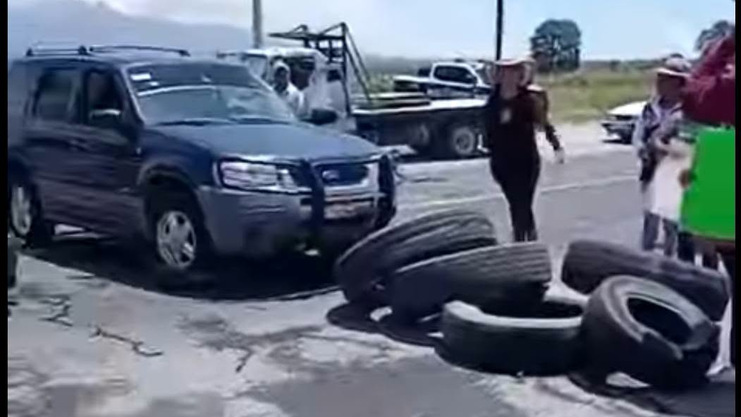 GrajalesTv's tweet photo. Padres y madres de familia mantienen cerrada la carretera #Amozoc-#Acajete a la altura de San Agustín Tlaxco en protesta por la presunta existencia de un punto de venta de gas ilícito cerca de un kínder y una secundaria, exigiendo atención de las autoridades. https://t.co/h09SHUwnlw