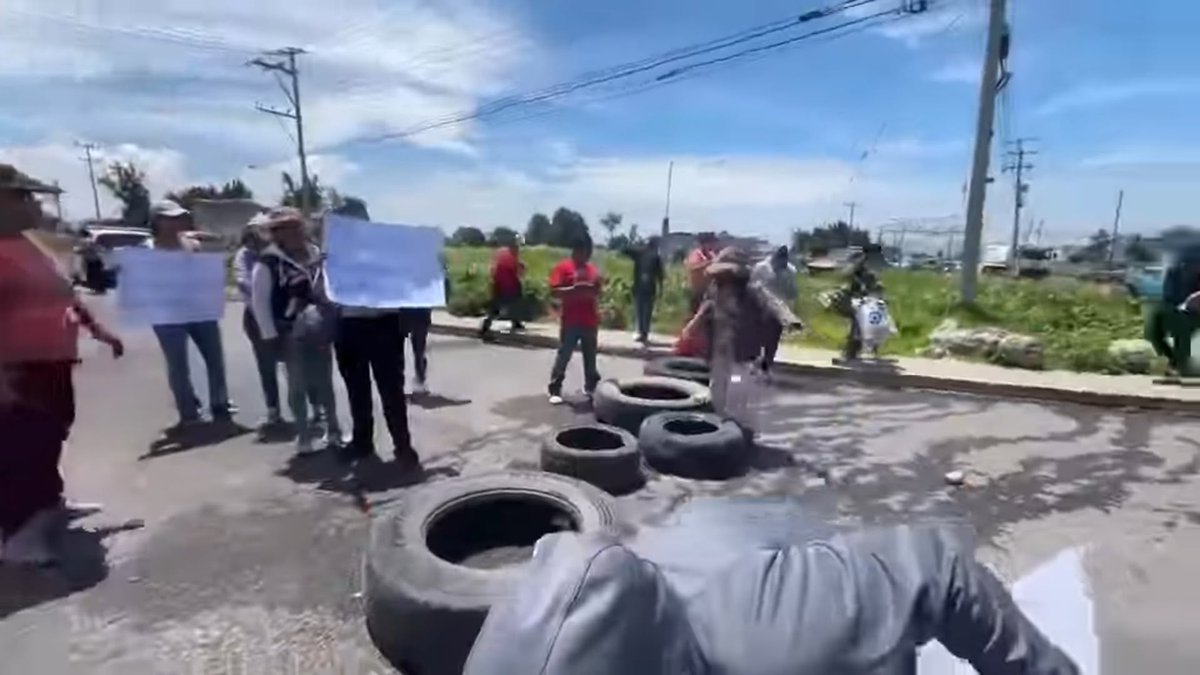 GrajalesTv's tweet photo. Padres y madres de familia mantienen cerrada la carretera #Amozoc-#Acajete a la altura de San Agustín Tlaxco en protesta por la presunta existencia de un punto de venta de gas ilícito cerca de un kínder y una secundaria, exigiendo atención de las autoridades. https://t.co/h09SHUwnlw