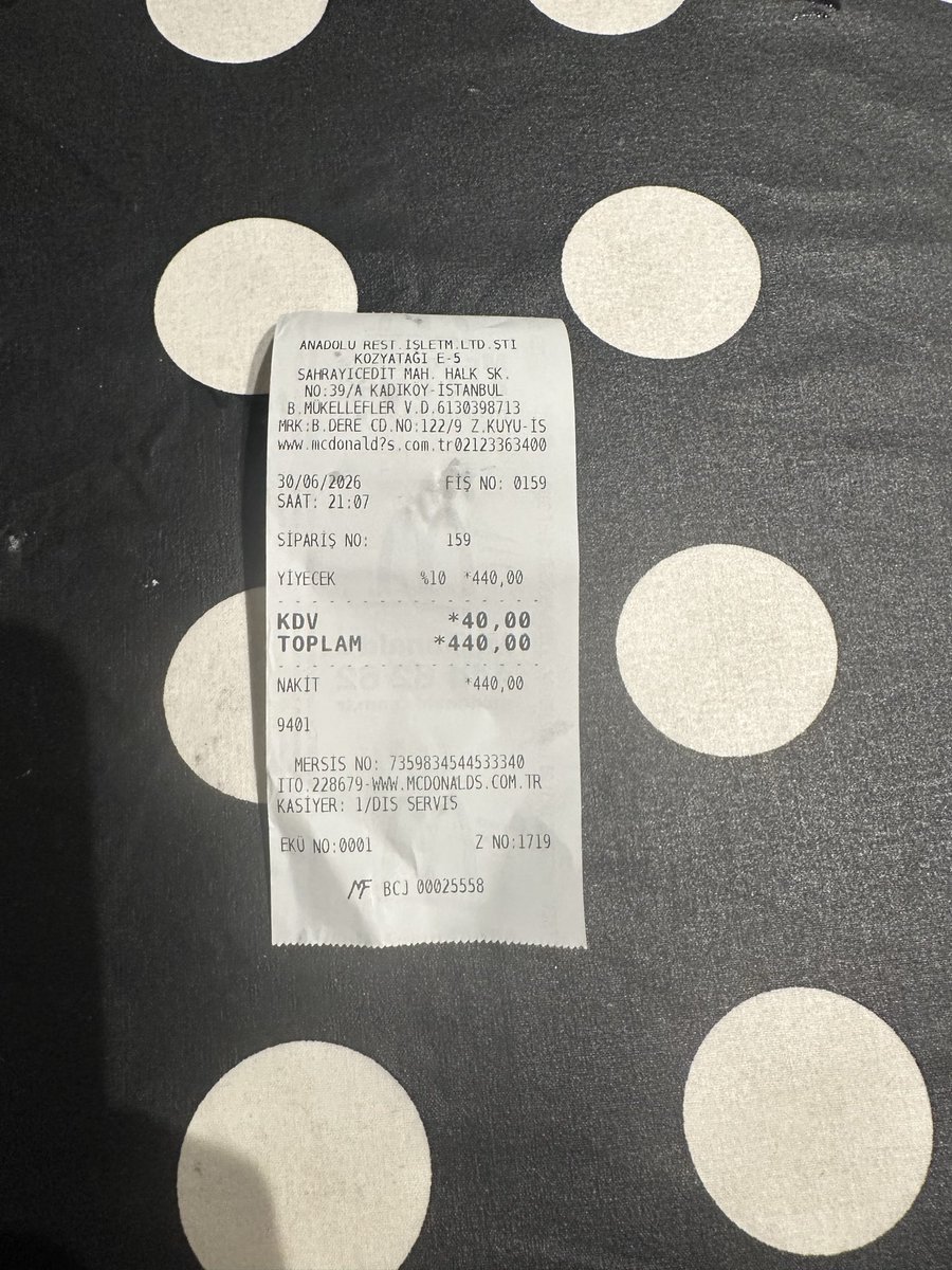 Brkustcn's tweet photo. Biraz önce McDonald’s‘tan tavuk burger sipariş ettim menü olarak hamburgerin yarısına geldiğimde içinden böyle bir şey çıktı ne kıkırdağa benziyor nede başka bir şeye, çok rezil bir durum @McDonaldsTR @McDonalds yazıklar olsun @saglikbakanligi https://t.co/pwuAIBrrDZ