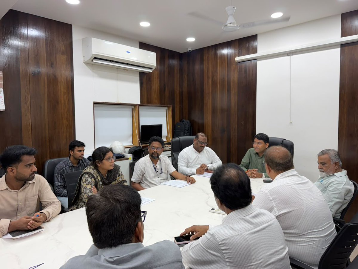 Shinde221's tweet photo. कुलाबा येथील रहिवाशांच्या विविध नागरी समस्यांबाबत आज वॉर्ड ‘A’च्या सहाय्यक आयुक्तांची भेट घेऊन सविस्तर चर्चा करण्यात आली रहिवाशांना भेडसावणाऱ्या विविध समस्यांवर तातडीने उपाययोजना करण्याची मागणी यावेळी करण्यात आली 🚩 @AUThackeray https://t.co/yS1gdGu2Is