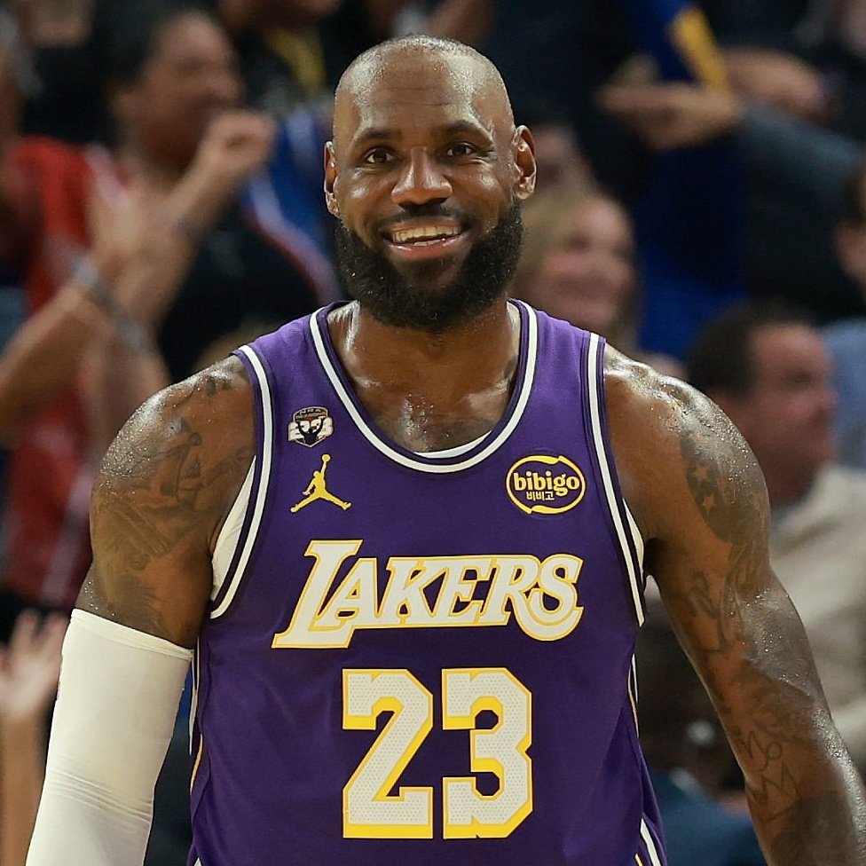 NBAdabad's tweet photo. LeBron James se despede do Lakers:

"OBRIGADO, LAKERS! Que honra ter vestido roxo e dourado e ter continuado a história de grandeza e o legado de quem veio antes de mim. Espero que eu tenha orgulhado vocês na minha passagem."

👑 https://t.co/SSMsY6CqPI