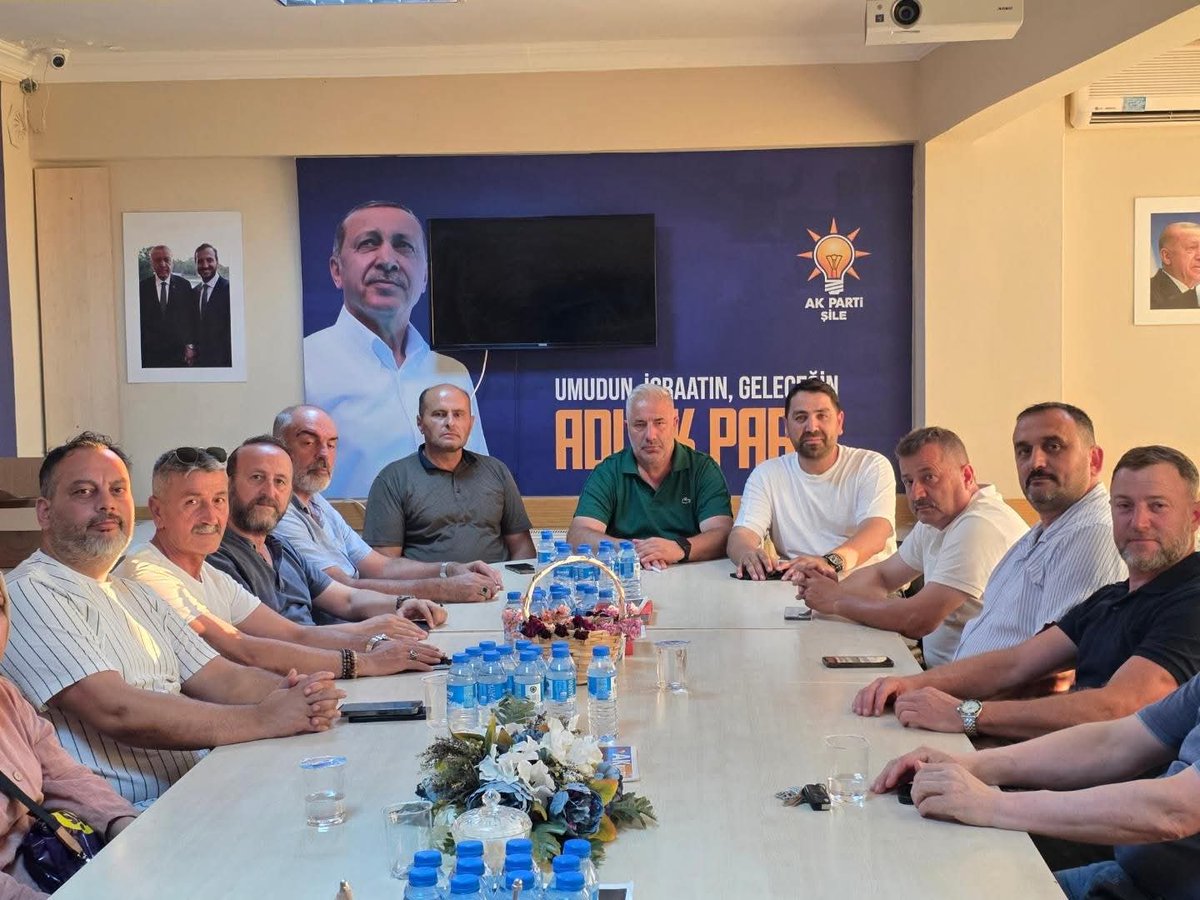 erdoganakgull's tweet photo. Haftalık olağan yönetim kurulu toplantımızı gerçekleştirerek teşkilat çalışmalarımızı değerlendirdik.
Toplantımız hayırlara vesile olsun.

@abdullahozdemirbb 
@akpartiistanbul 
#hermahallesiyleistanbul 
#hermahallesiyleşile https://t.co/22n9OpP9nZ