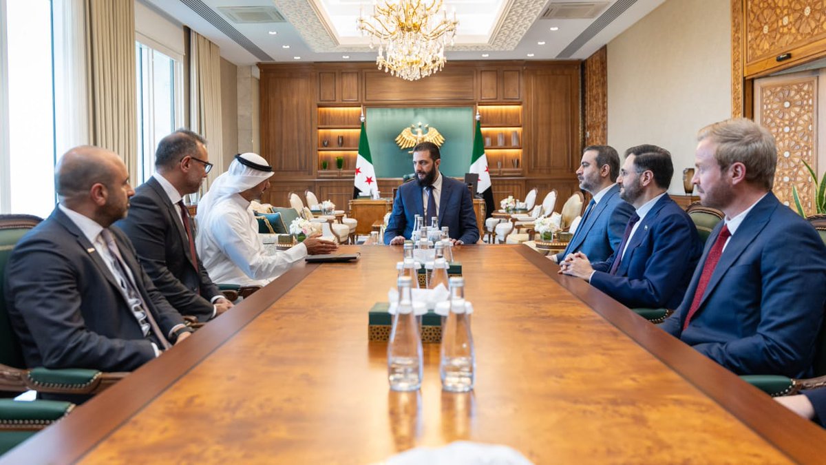 yazan_sofan's tweet photo. الرئيس #أحمد_الشرع يستقبل في قصر الشعب بدمشق، الرئيس التنفيذي لمجموعة زين للاتصالات بدر الخرافي والوفد المرافق له بحضور وزيرَي الخارجية والاتصالات.

ورحب السيد الرئيس بالاتفاق الموقع بين وزارة الاتصالات ومجموعة "زين" مؤكداً أنه يمهد لدخول المجموعة السوق السورية ويسهم في تطوير قطاع الاتصالات وتعزيز البنية التحتية الرقمية.

#رئاسة_الجمهورية_العربية_السورية