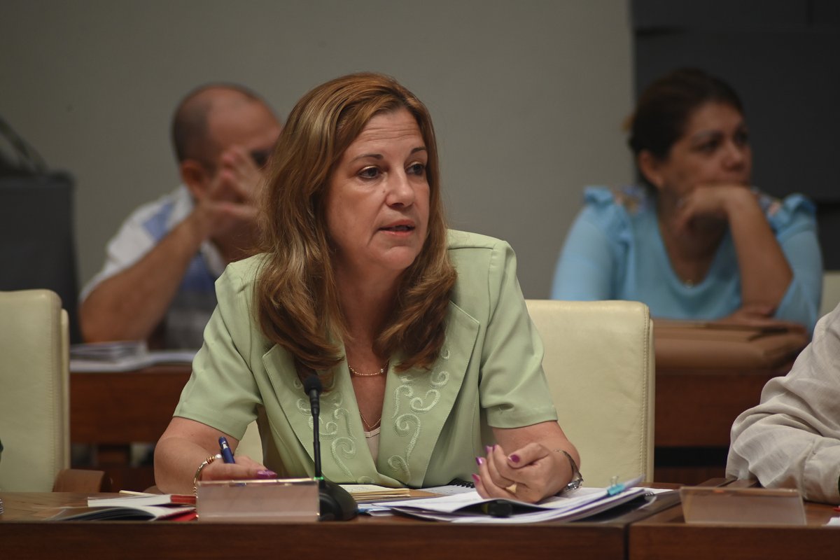 GobiernoCuba's tweet photo. 🇨🇺| Los miembros del Consejo de Ministros aprobaron la propuesta presentada por @MMarreroCruz para la implementación de las transformaciones económicas y sociales que emprenderá el país en lo inmediato para su recuperación.

Reciente sesión del máximo órgano de Gobierno. https://t.co/kWOTKOGkAI