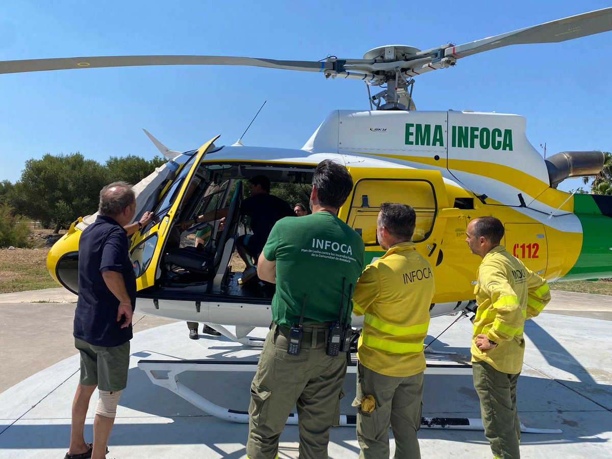 Plan_INFOCA's tweet photo. ACREDITACIÓN | En el #CEDEFO de #AlcaláDeLosGazules, personal técnico del #COPCádiz ha recibido esta mañana instrucción formativa que les habilita para el vuelo en el nuevo modelo de HA-8. Un helicóptero ligero de alto rendimiento, Eurocopter AS 350-B3e. https://t.co/XpjH7I5nFq