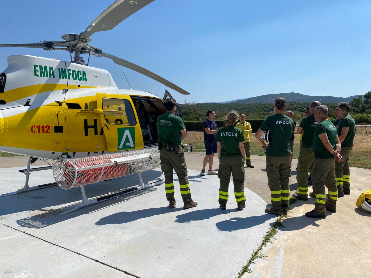 Plan_INFOCA's tweet photo. ACREDITACIÓN | En el #CEDEFO de #AlcaláDeLosGazules, personal técnico del #COPCádiz ha recibido esta mañana instrucción formativa que les habilita para el vuelo en el nuevo modelo de HA-8. Un helicóptero ligero de alto rendimiento, Eurocopter AS 350-B3e. https://t.co/XpjH7I5nFq