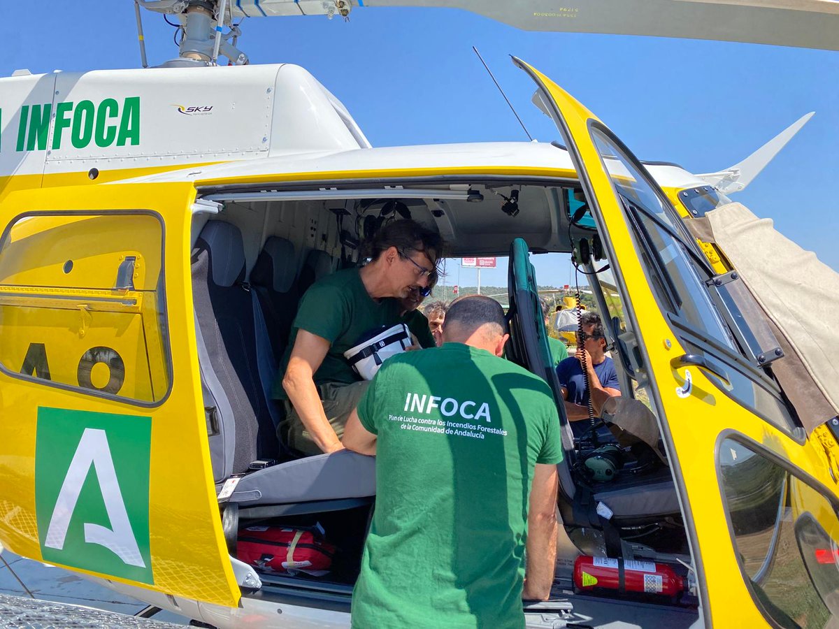 Plan_INFOCA's tweet photo. ACREDITACIÓN | En el #CEDEFO de #AlcaláDeLosGazules, personal técnico del #COPCádiz ha recibido esta mañana instrucción formativa que les habilita para el vuelo en el nuevo modelo de HA-8. Un helicóptero ligero de alto rendimiento, Eurocopter AS 350-B3e. https://t.co/XpjH7I5nFq