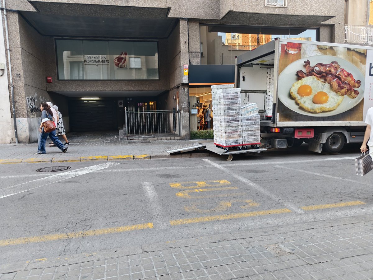 marc_esteve's tweet photo. Així és com fa carga i descarga #bonarea a #Badalona
Amb una zona lliure i disponible de càrrega i descàrrega
Que fem @AjBadalona @Albiol_XG @Badalona_GUB ??
Àrea #DUM lliure i disponible.
La vorera destrossada i els vianants no poden passar.
web : https://t.co/4HthKFO1qj https://t.co/tHOytWZcy4