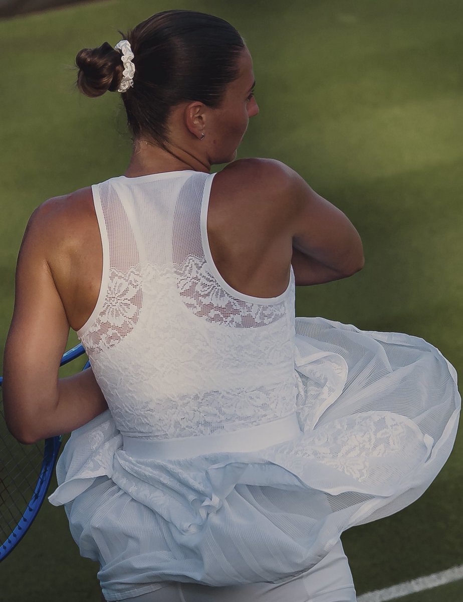 kostekcanu's tweet photo. The dress 🙌 https://t.co/0hUtPfZR6Y