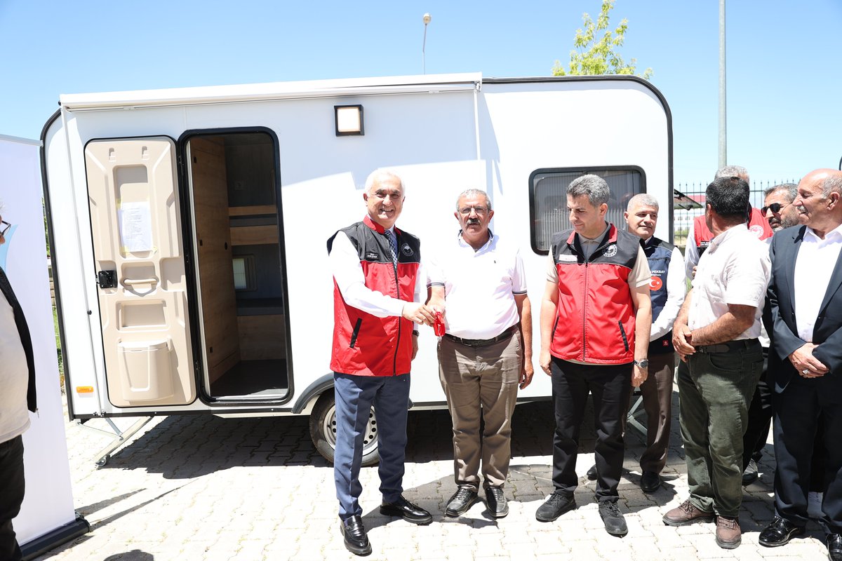 mustarimorman's tweet photo. Tarım ve Orman Bakanlığımız ile Doğu Anadolu Kalkınma Ajansı (DAKA) tarafından finanse edilen ve Muş Tarım ve Orman İl Müdürlüğümüzün ev sahipliğinde düzenlenen "Baldan Altın Kanatlar Projesi" ekipman dağıtım programından kareler.📸

https://t.co/pzwIp9QFwx

@TCTarim @ibrahimyumakli 
@TCMusValiligi @Ncttngnc